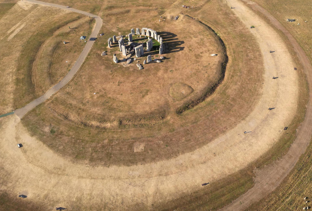 Pohľad z dronu ukazuje vyprahnut&eacute; tr&aacute;vnat&eacute; porasty okolo starovek&eacute;ho kamenn&eacute;ho kruhu Stonehenge. FOTO: Reuters