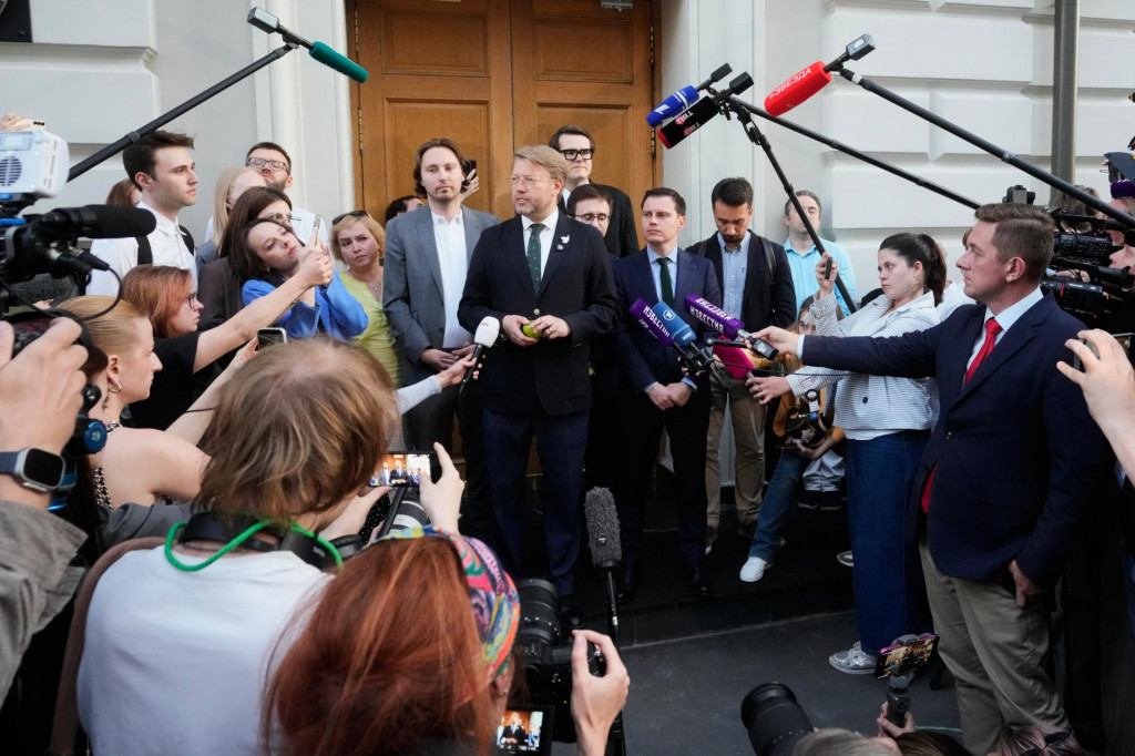 L&iacute;der liber&aacute;lnej strany Jabloko Nikolaj Rybakov (uprostred) hovor&iacute; k novin&aacute;rom a priaznivcom po vypoč&uacute;van&iacute; na Najvy&scaron;&scaron;om s&uacute;de v Moskve. FOTO: TASR/AP