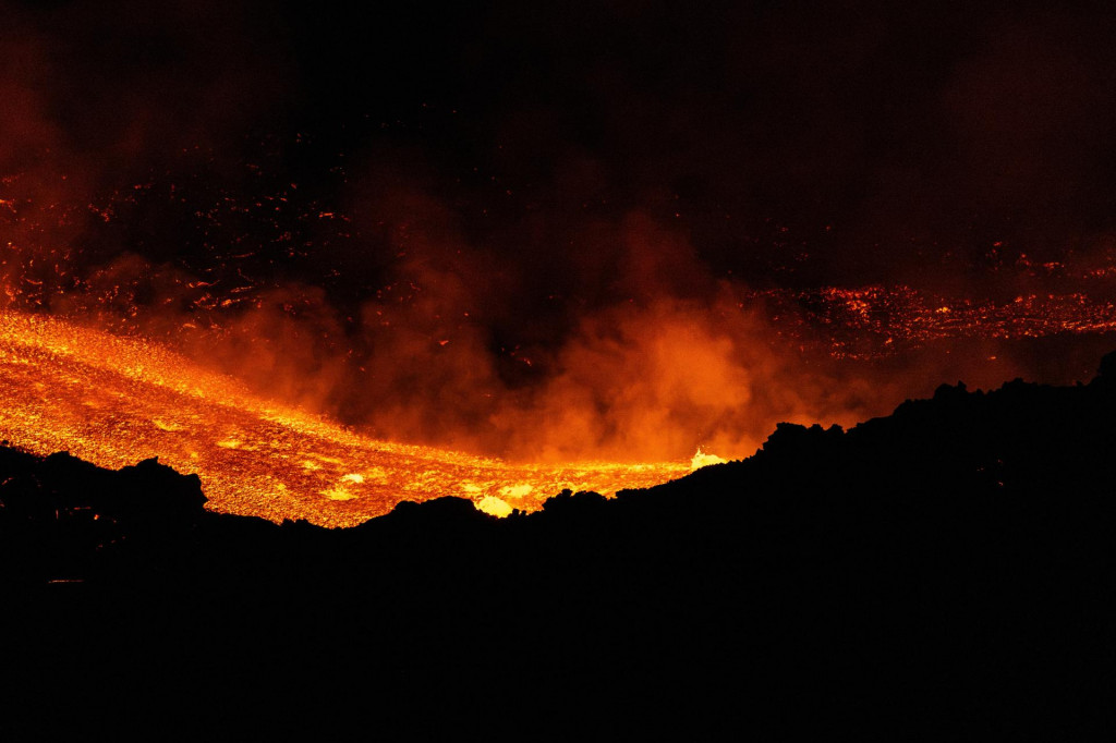 Etna, najv&auml;č&scaron;ia akt&iacute;vna sopka v Eur&oacute;pe, chŕli l&aacute;vu na juhotalianskom ostrove Sic&iacute;lia neďaleko Catanie. FOTO: TASR/AP