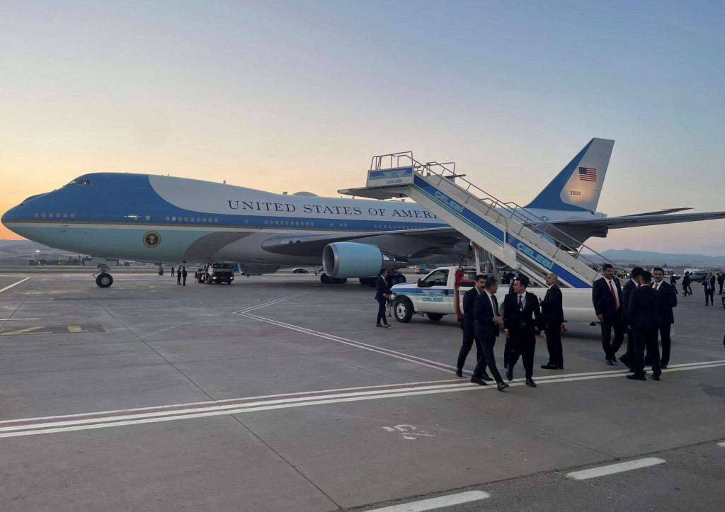 Trump v utorok potvrdil, že lietadlo na posledn&uacute; chv&iacute;ľu tajne zmenil. Tvrdil ale, že stroj, ktor&yacute;m nakoniec odletel, bol zraniteľnej&scaron;&iacute; ako Air Force One. FOTO: REUTERS