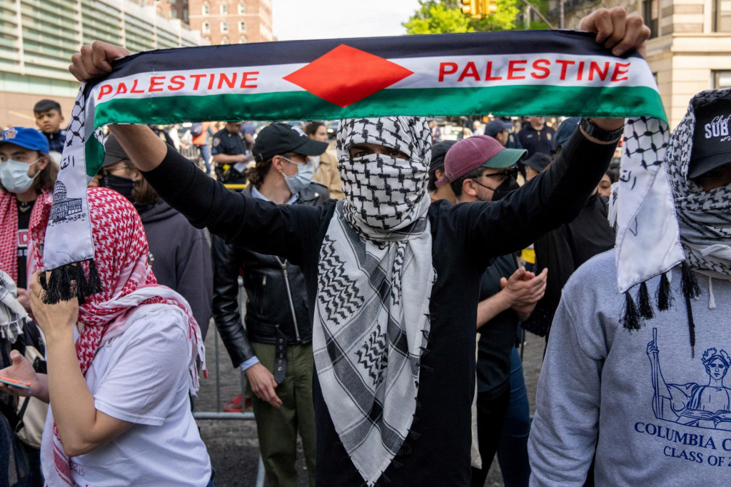 Protestuj&uacute;ci sa zhromaždili pri br&aacute;nach Kolumbijskej univerzity na podporu &scaron;tudentsk&yacute;ch protestuj&uacute;cich (30. apr&iacute;la 2024). FOTO: Reuters