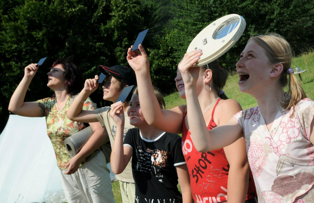 &Uacute;častn&iacute;ci astronomickej exped&iacute;cie sleduj&uacute; 1. augusta 2008 čiastočn&eacute; zatmenie Slnka.