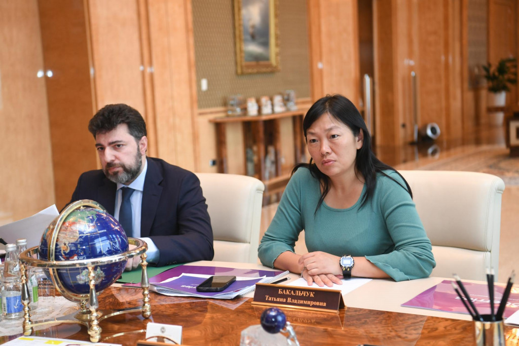 Zakladateľka a &scaron;&eacute;fka Wildberries Taťjana Kim, v tom čase e&scaron;te Bakalčukov&aacute;, počas pracovn&eacute;ho stretnutia v marci 2024. Vedľa nej sed&iacute; predstaviteľ spoločnosti Wildberries Rafael Abramjan. FOTO: Tatarstan.ru/Wikimedia Commons/CC BY 4.0