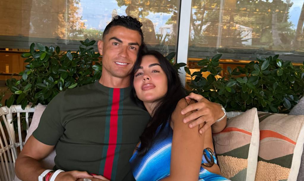 L&aacute;ska z butiku. Ronaldo a Gorgina sa už zosob&aacute;&scaron;ili.