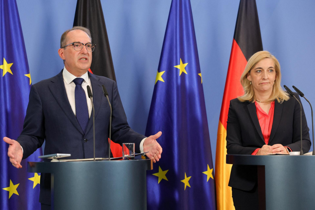Nemeck&yacute; minister vn&uacute;tra Alexander Dobrindt a ministerka pre &scaron;peci&aacute;lne &uacute;lohy a ved&uacute;ca &uacute;radu kancel&aacute;ra Nina Warkenov&aacute;. FOTO: Reuters