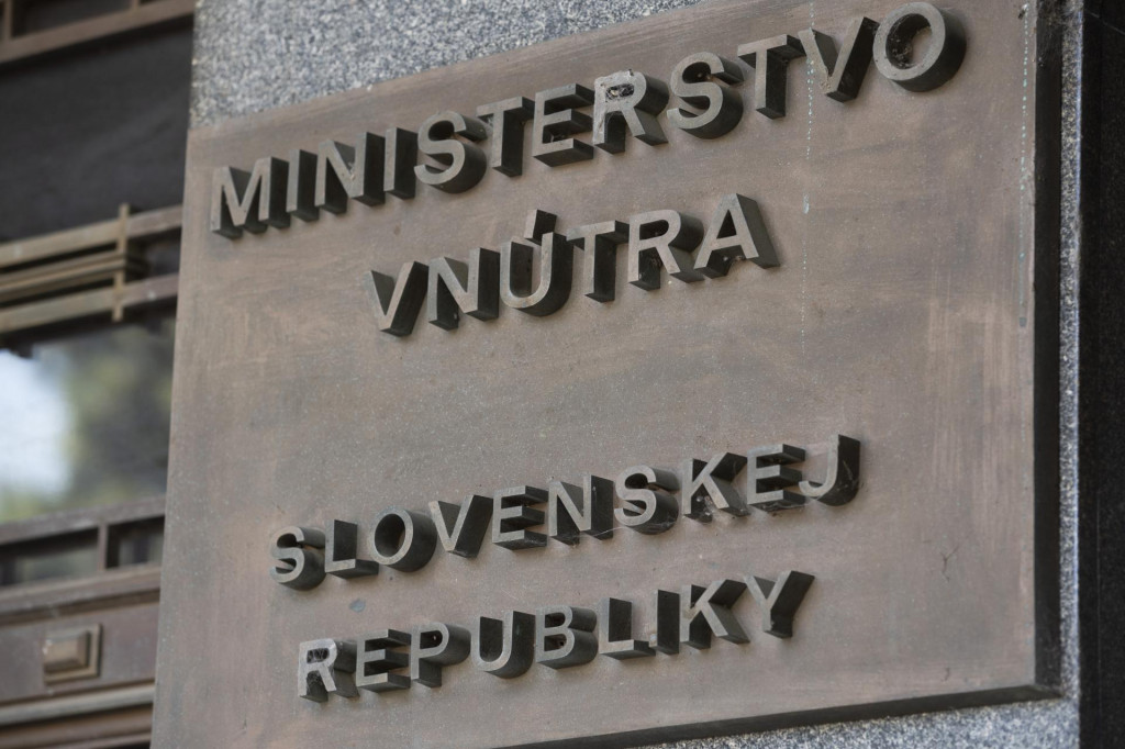 &Scaron;utaj E&scaron;tok v stredu informoval o anal&yacute;ze N&aacute;rodn&eacute;ho bezpečnostn&eacute;ho &uacute;radu k dopravn&yacute;m radarov&yacute;m kamer&aacute;m, ktor&eacute; sa mali využiť pri testovan&iacute; syst&eacute;mu na zisťovanie poru&scaron;en&iacute; pravidiel cestnej prem&aacute;vky. FOTO: TASR/Jaroslav Nov&aacute;k