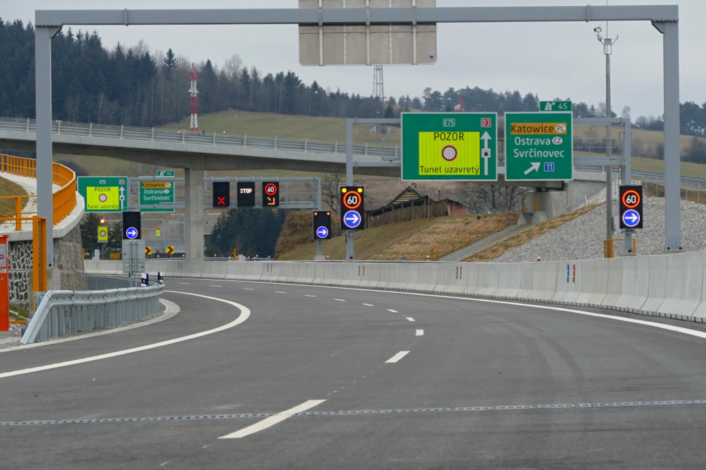 Na sn&iacute;mke &uacute;sek diaľnice D3 Čadca, Bukov &ndash; Svrčinovec. FOTO TASR/E. Ďurčov&aacute;