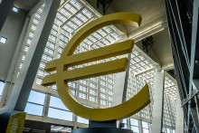 Znak eura v &uacute;zrob&aacute;ch centr&aacute;ly ECB v nemeckom Frankfurte nad Mohanom. Od roku 2029 bud&uacute; mať Eur&oacute;pania k dispoz&iacute;cii aj digit&aacute;lne euro. FOTO: Bernd Hartung for ECB