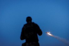 Ukrajinsk&yacute; vojak sa pozer&aacute; na dron FP-1 s hlbok&yacute;m &uacute;derom, ktor&yacute; &scaron;tartuje na bojov&uacute; misiu. FOTO: Reuters
