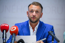 Minister vn&uacute;tra Mat&uacute;&scaron; &Scaron;utaj E&scaron;tok v liste vysvetľuje, prečo vydal matrike pokyn nezap&iacute;sať manželstvo dvojice. T&aacute; sa chyst&aacute; obr&aacute;tiť na s&uacute;d. FOTO: TASR/Jaroslav Nov&aacute;k
