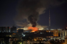 Dym st&uacute;pa nad mestom počas rusk&eacute;ho raketov&eacute;ho &uacute;toku v Kyjeve na Ukrajine. FOTO: Reuters