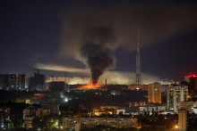 Dym st&uacute;pa nad mestom počas rusk&eacute;ho raketov&eacute;ho &uacute;toku v Kyjeve na Ukrajine. FOTO: Reuters