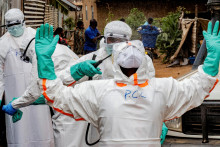 Členovia t&iacute;mu civilnej ochrany, ktor&yacute; pom&aacute;ha zmierniť &scaron;&iacute;renie v&iacute;rusu Ebola. FOTO: Reuters