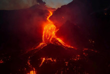 Pohľad z dronu ukazuje roztaven&uacute; l&aacute;vu stekaj&uacute;cu po svahu počas erupcie sopky Etna. FOTO: Reuters/Giuseppe Di Stefano/Etna Walk
