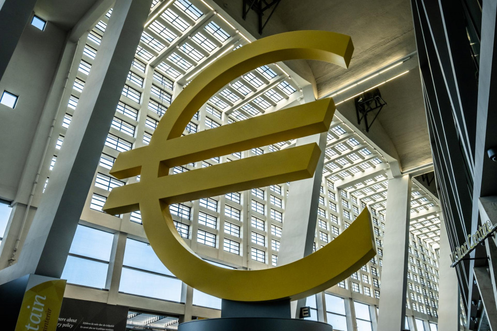 Znak eura v &uacute;zrob&aacute;ch centr&aacute;ly ECB v nemeckom Frankfurte nad Mohanom. Od roku 2029 bud&uacute; mať Eur&oacute;pania k dispoz&iacute;cii aj digit&aacute;lne euro. FOTO: Bernd Hartung for ECB