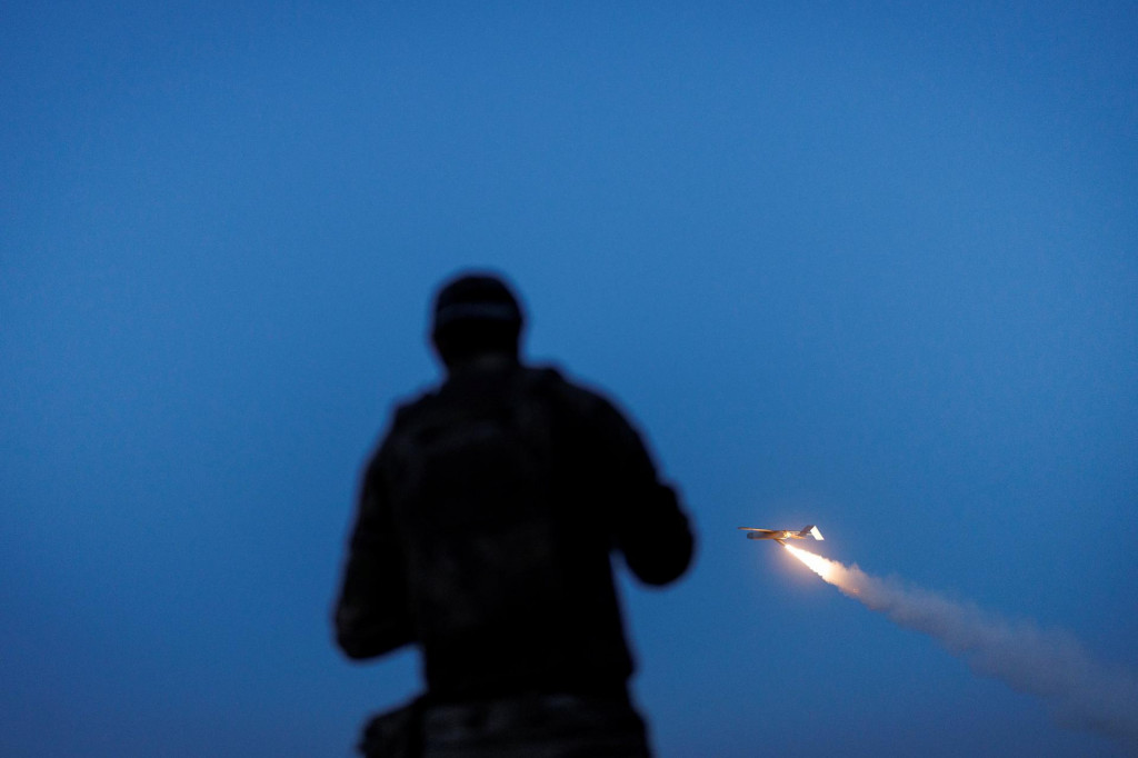 Ukrajinsk&yacute; vojak sa pozer&aacute; na dron FP-1 s hlbok&yacute;m &uacute;derom, ktor&yacute; &scaron;tartuje na bojov&uacute; misiu. FOTO: Reuters