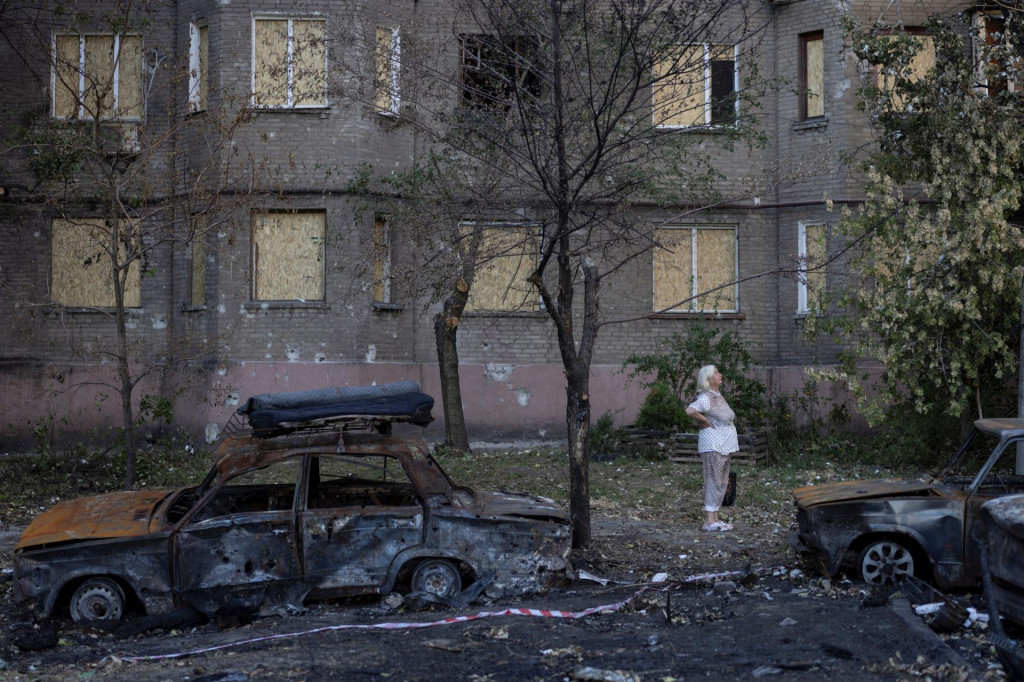 Žena sa pozer&aacute; na ruiny po ruskom &uacute;toku v Z&aacute;porož&iacute; na Ukrajine. FOTO: Reuters