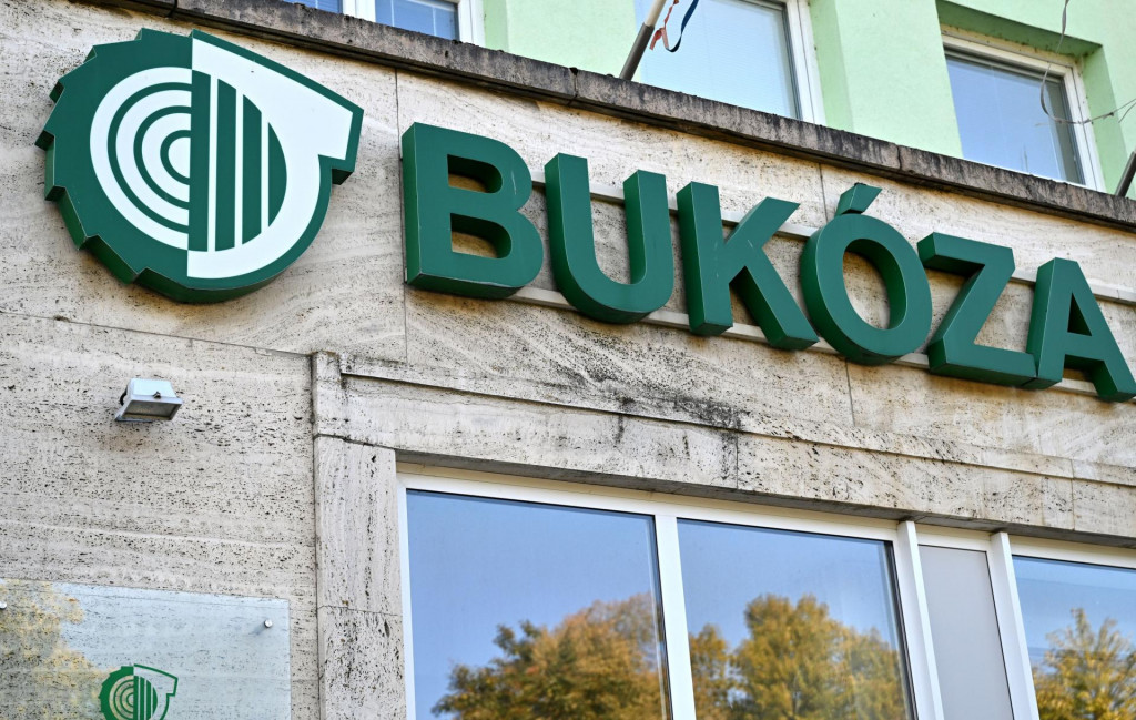 Logo firmy Buk&oacute;za Holding a.s. na budove b&yacute;val&eacute;ho riaditeľstva z&aacute;vodu Buk&oacute;za v obci Hencovce v okrese Vranov nad Topľou. FOTO: TASR/Roman Hanc