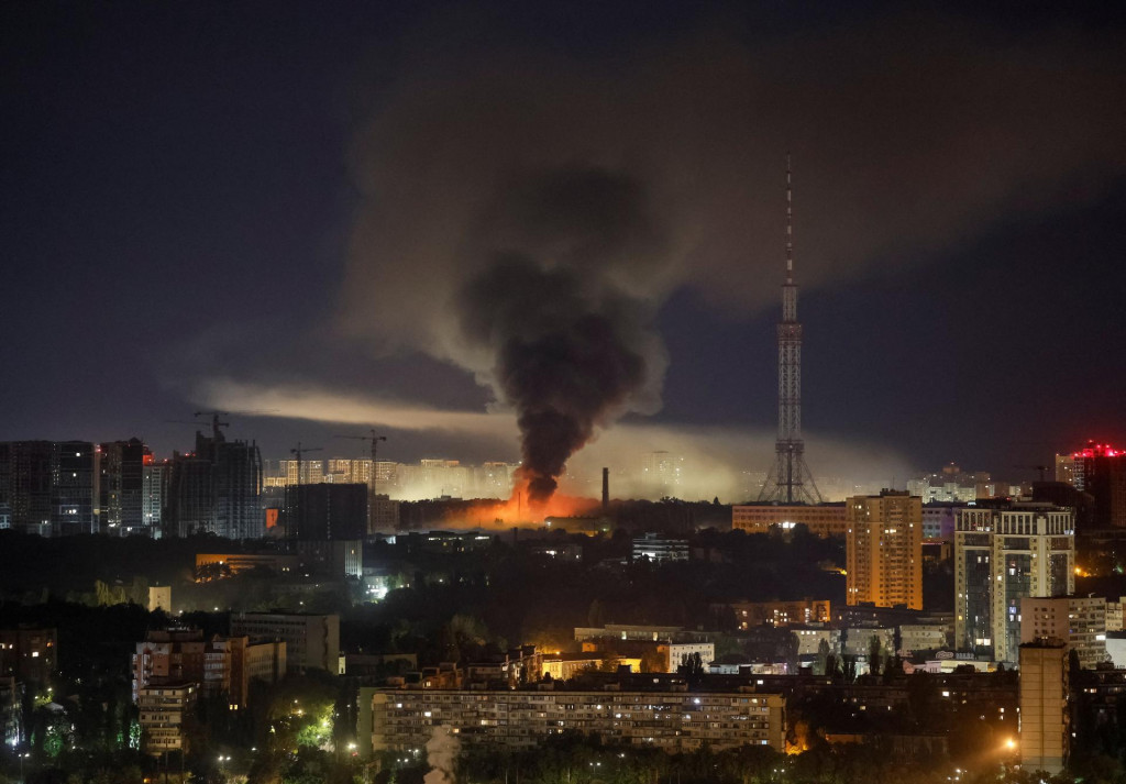 Dym st&uacute;pa nad mestom počas rusk&eacute;ho raketov&eacute;ho &uacute;toku v Kyjeve na Ukrajine. FOTO: Reuters