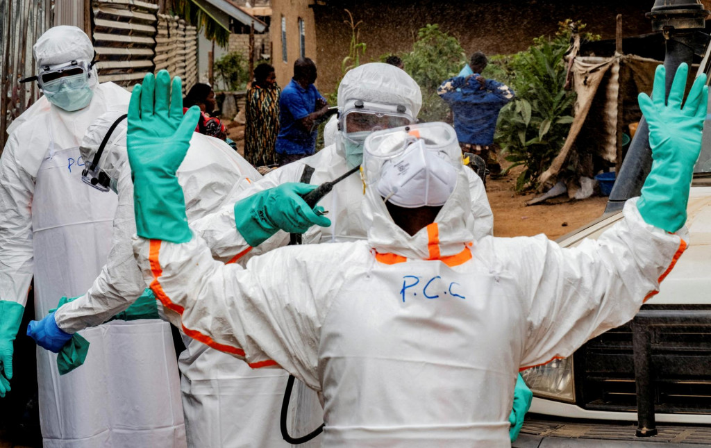 Členovia t&iacute;mu civilnej ochrany, ktor&yacute; pom&aacute;ha zmierniť &scaron;&iacute;renie v&iacute;rusu Ebola. FOTO: Reuters