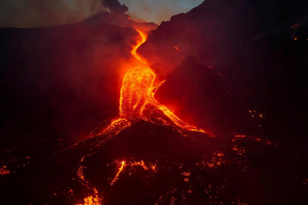 Pohľad z dronu ukazuje roztaven&uacute; l&aacute;vu stekaj&uacute;cu po svahu počas erupcie sopky Etna. FOTO: Reuters/Giuseppe Di Stefano/Etna Walk