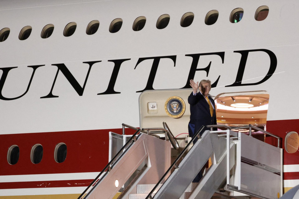 Americk&yacute; prezident Donald Trump nastupuje do nov&eacute;ho lietadla Air Force One. FOTO: Reuters