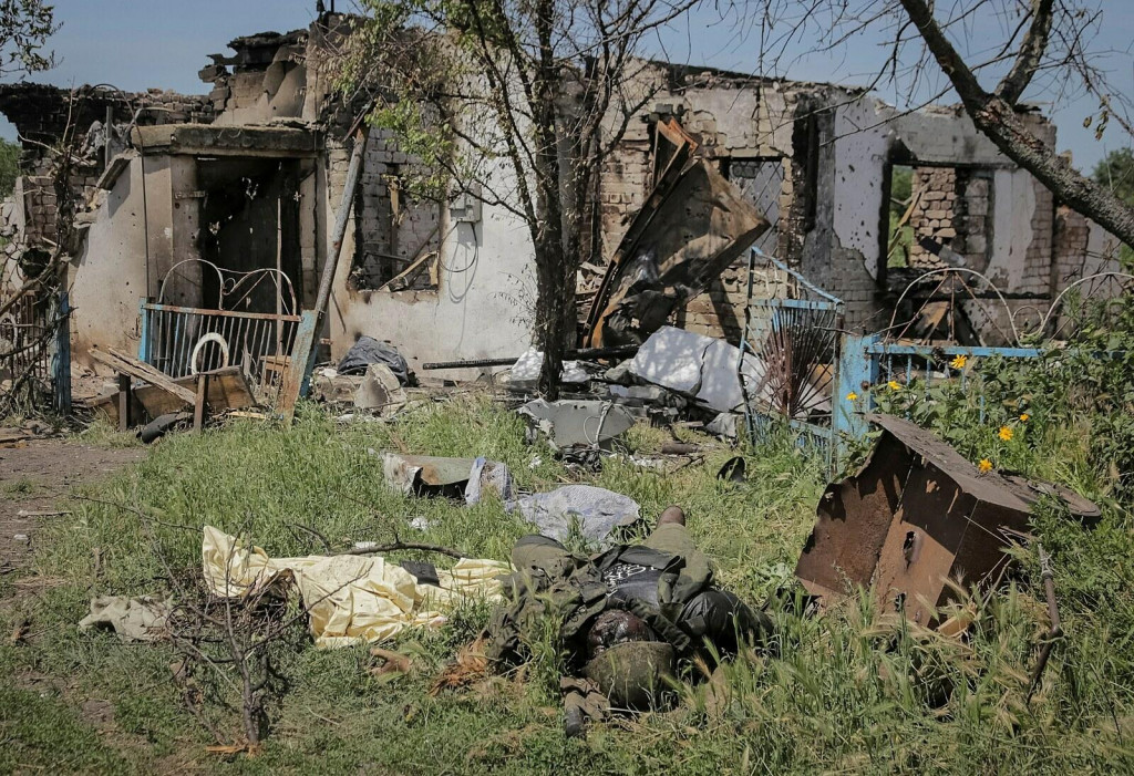Mŕtvy rusk&yacute; vojak pri oslobodenej ukrajinskej obci Neskučne (13. j&uacute;na 2023). FOTO: REUTERS
