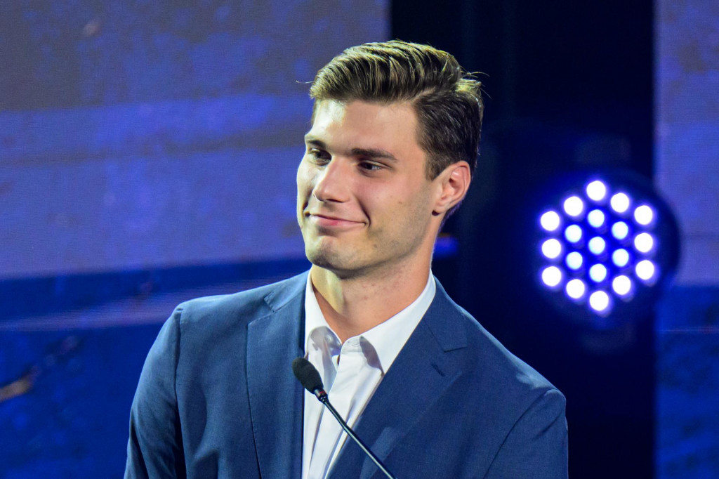 Slovensk&yacute; hokejista Juraj Slafkovsk&yacute; si preber&aacute; cenu pre najlep&scaron;ieho &uacute;točn&iacute;ka počas sl&aacute;vnostn&eacute;ho galavečera Hokejista roka 2026 v Ko&scaron;iciach. FOTO: TASR/Veronika Mihalikov&aacute;