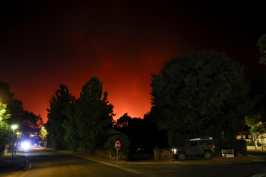 Dym sa val&iacute; z lesn&eacute;ho požiaru horiaceho v Luglone vo Franc&uacute;zsku. FOTO: Reuters