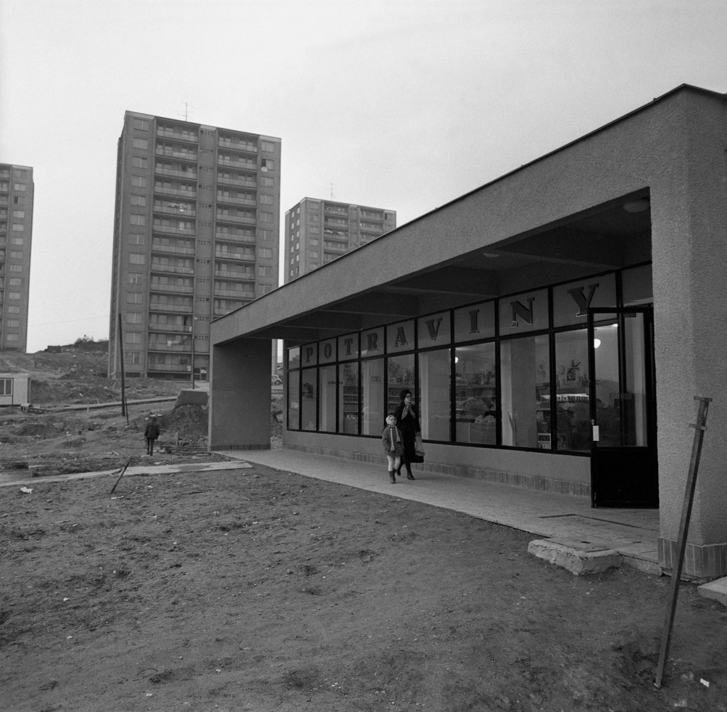 Na arch&iacute;vnej sn&iacute;mke z roku 1972 nov&aacute; predajňa potrav&iacute;n a drogistick&eacute;ho tovaru na Bar&oacute;nke v Bratislave. FOTO: TASR/Miroslav Vojtek FOTO: TASR/Miroslav Vojtek
