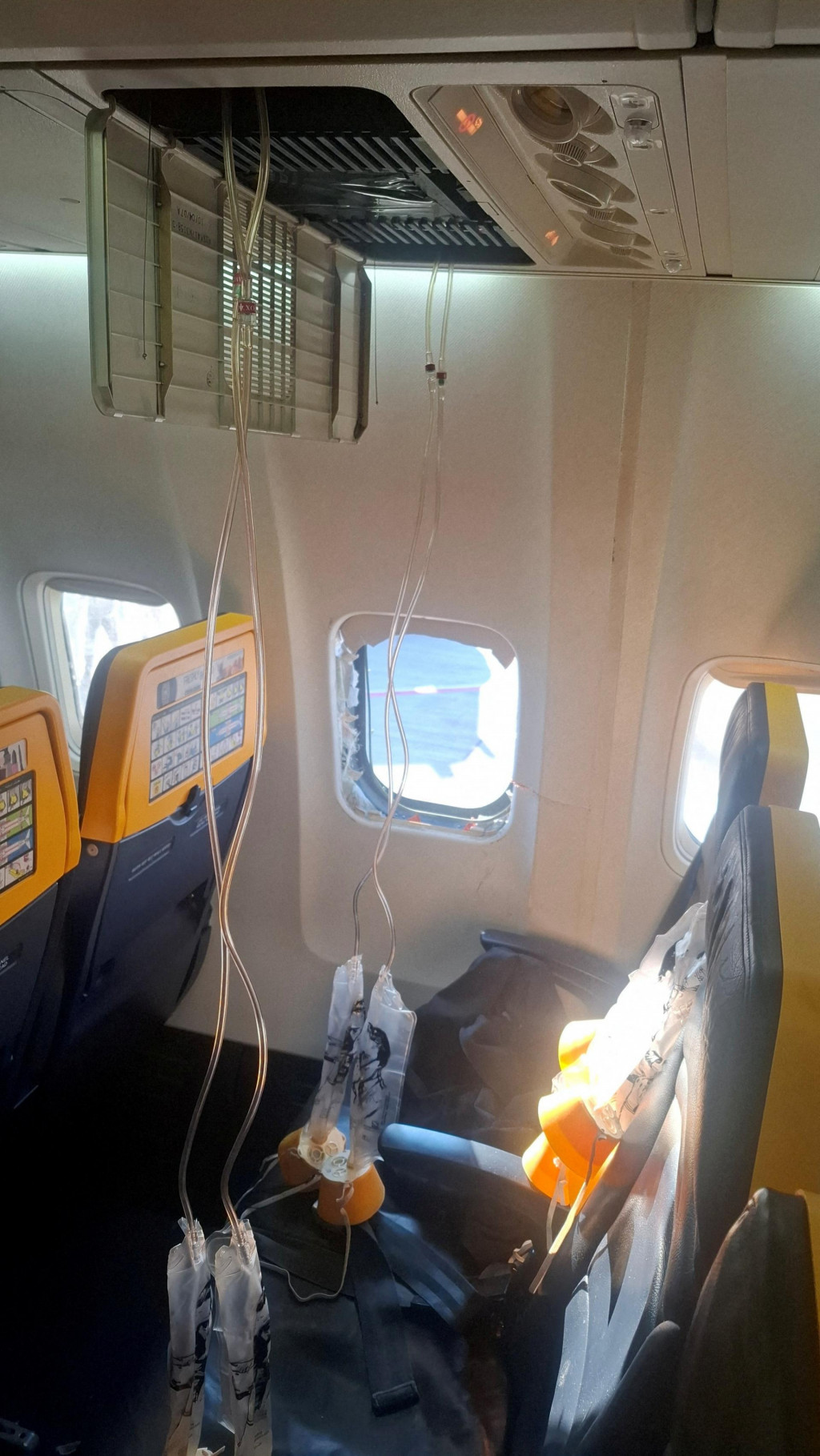 Rozbit&eacute; okno a interi&eacute;r lietadla spoločnosti Ryanair. FOTO: Reuters