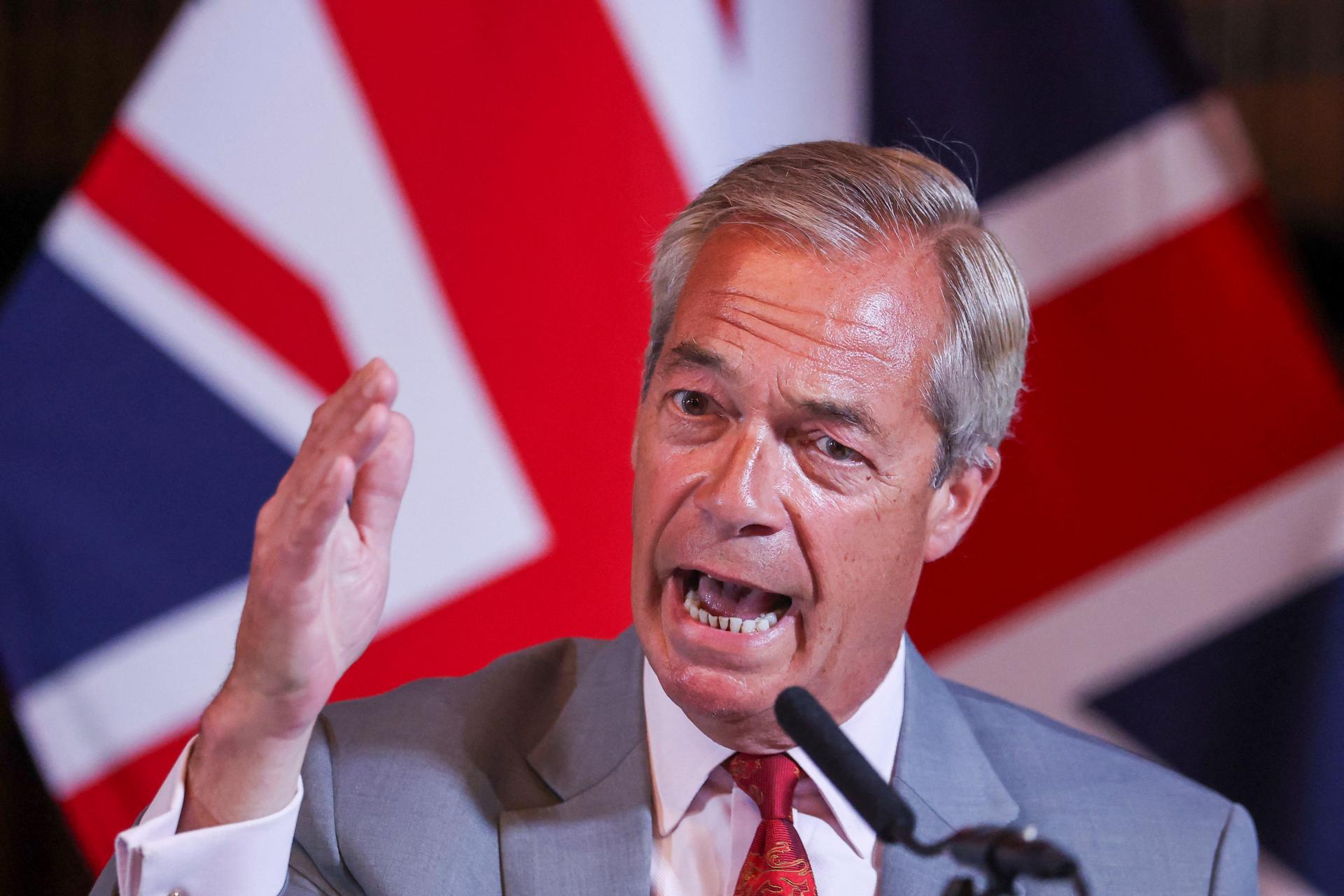 Farage sa vyhlásil za víťaza doplňujúcich volieb v Clactone, výsledky však ešte nie sú oficiálne