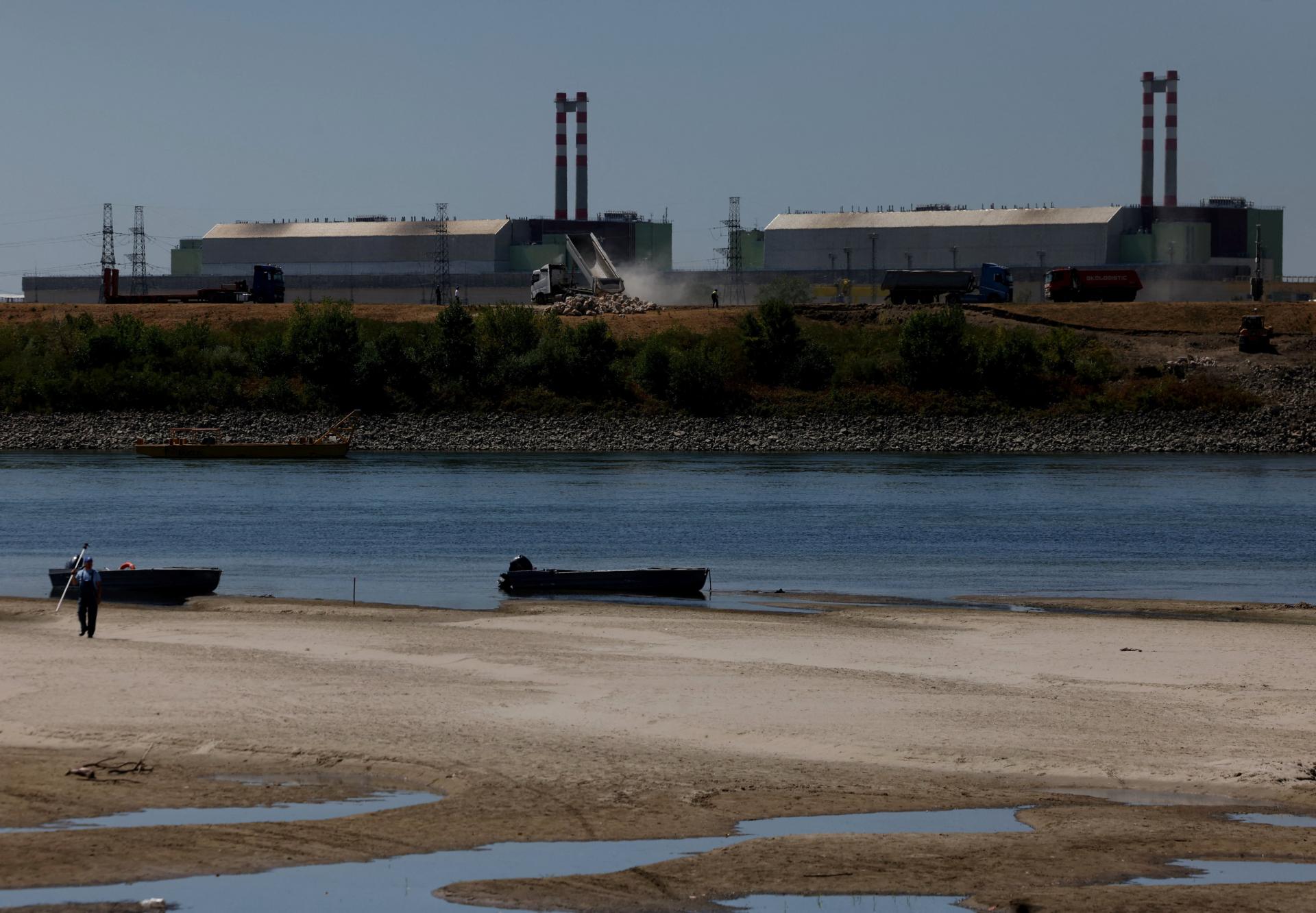 Photo: hnonline.sk Hungary to Sink Cargo Ships to Raise Danube Water Levels for Paks Nuclear Plant