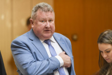 Na sn&iacute;mke predseda &Uacute;radu na regul&aacute;ciu sieťov&yacute;ch odvetv&iacute; Jozef Holjenč&iacute;k. FOTO: TASR/Jaroslav Nov&aacute;k