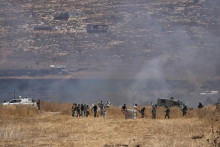 Izraelsk&eacute; m&eacute;di&aacute; ozn&aacute;mili, že osadn&iacute;ci sa vr&aacute;tili do oblasti v piatok r&aacute;no. FOTO: TASR/AP