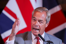 Farage sa začiatkom j&uacute;la vzdal poslaneck&eacute;ho mand&aacute;tu s cieľom vyvolať doplňovacie voľby, v ktor&yacute;ch sa op&auml;tovne uch&aacute;dzal o kreslo. FOTO: Reuters