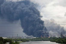Hust&eacute; k&uacute;doly dymu s plameňmi st&uacute;paj&uacute; z ropnej rafin&eacute;rie po &uacute;toku ukrajinsk&eacute;ho dronu v Moskve (18. j&uacute;na 2026). FOTO: Reuters
