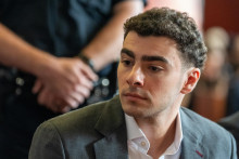 Obžaloba tvrd&iacute;, že 28-ročn&yacute; Mangione sledoval 50-ročn&eacute;ho Thomspona a n&aacute;sledne ho 4. decembra 2024 zastrelil pred hotelom v New Yorku. FOTO: TASR/AP