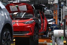 Pracovn&iacute;k v z&aacute;vode Volkswagen v nemeckom meste Zwickau. ILUSTRAČN&Eacute; FOTO: TASR/DPA