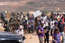 Pr&iacute;slu&scaron;n&iacute;ci izraelsk&yacute;ch bezpečnostn&yacute;ch s&iacute;l str&aacute;žia aktivistov, ktor&iacute; sa snažia pribl&iacute;žiť k palest&iacute;nskemu domu obliehan&eacute;mu izraelsk&yacute;mi osadn&iacute;kmi. FOTO: Reuters
