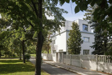 Vila z prvej republiky si zachovala svoj vzhľad, nadstavba p&ocirc;sob&iacute; ako jej p&ocirc;vodn&aacute; časť. FOTO: Tom&aacute;&scaron; Souček