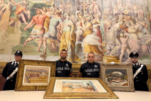 Ide o diela zľava &bdquo;Z&aacute;ti&scaron;ie s čere&scaron;ňami&ldquo; od C&eacute;zanna z roku 1890, &bdquo;Odaliska na terase&ldquo;, ktor&yacute; namaľoval Henri Matisse v roku 1922&rdquo; a &bdquo;Ryby&ldquo; od Pierrea-Augustea Renoira, ktor&yacute; vznikol okolo roku 1917. FOTO: TASR/AP