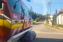 Hasiči zasahuj&uacute; pri požiari. FOTO: Hasičsk&yacute; a z&aacute;chrann&yacute; zbor