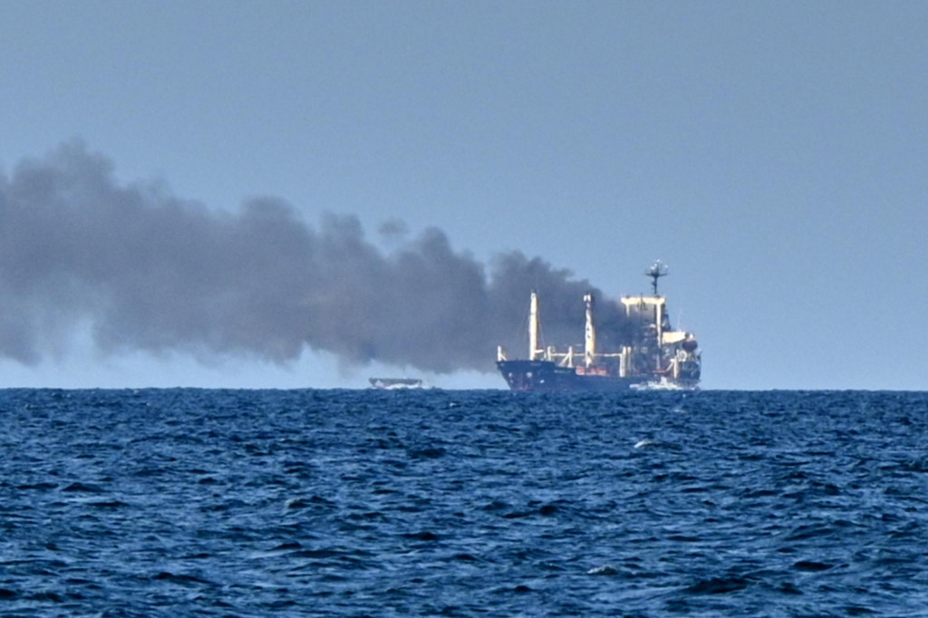 Dym st&uacute;pa z horiacej n&aacute;kladnej lode po ruskom raketovom &uacute;toku v Čiernom mori neďaleko pr&iacute;stavn&eacute;ho mesta Odesa. FOTO: TASR/AP