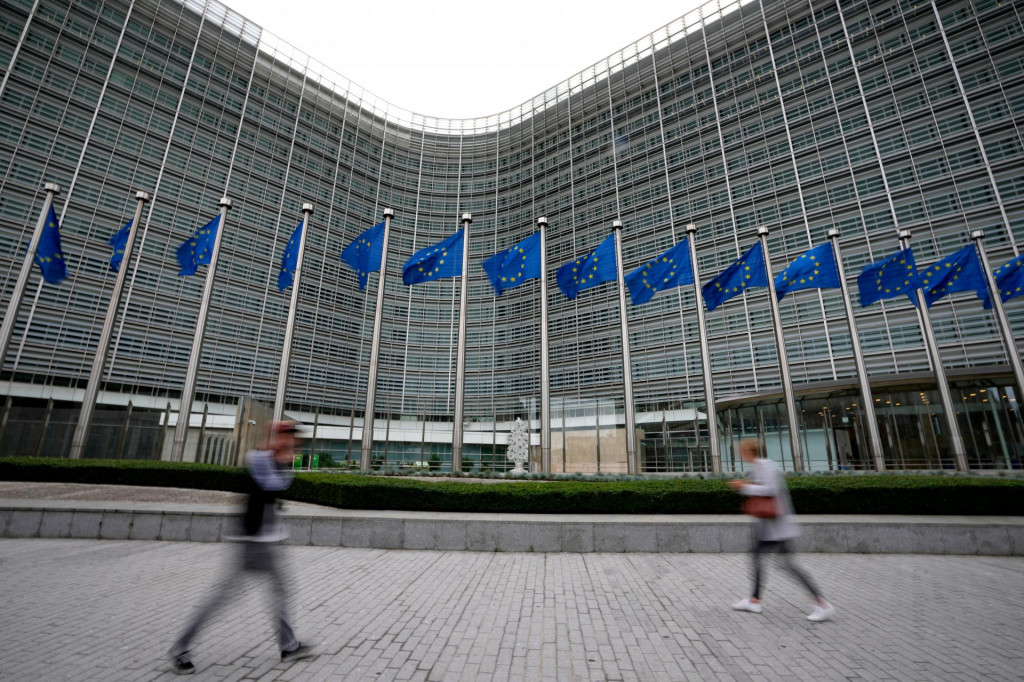 Vlajky Eur&oacute;pskej &uacute;nie vej&uacute; pred budovou s&iacute;dla E&Uacute; v Bruseli. FOTO: TASR/AP