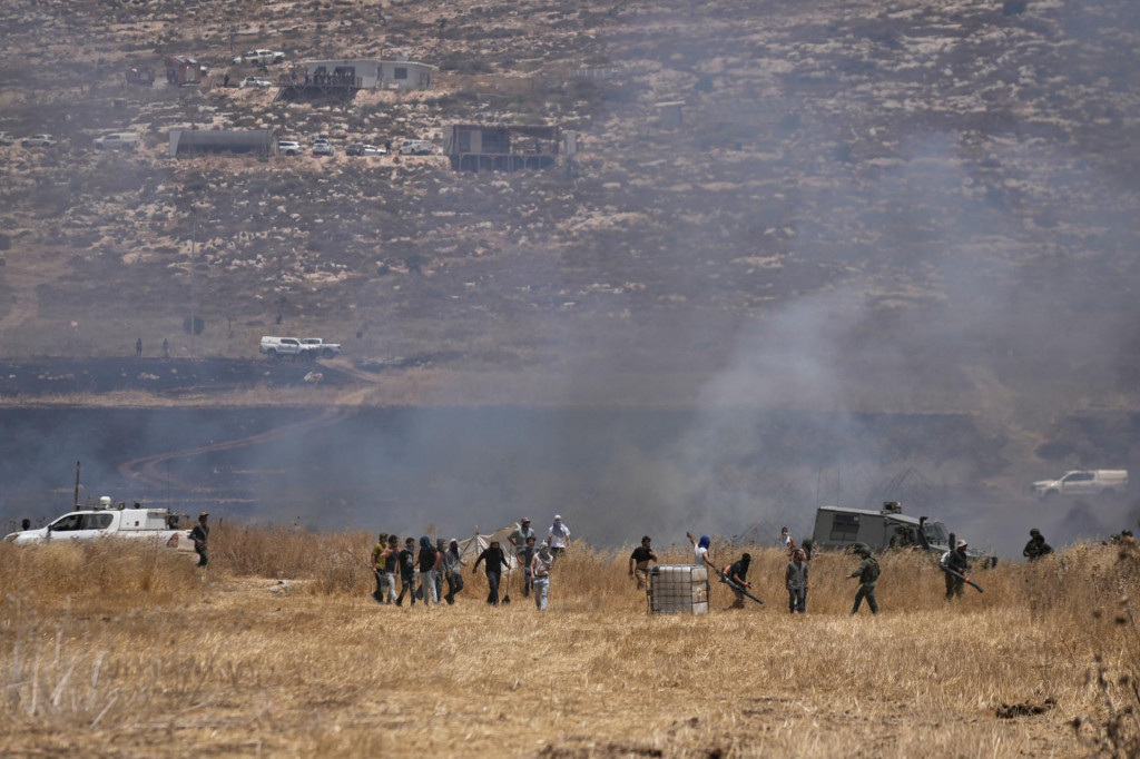 Izraelsk&eacute; m&eacute;di&aacute; ozn&aacute;mili, že osadn&iacute;ci sa vr&aacute;tili do oblasti v piatok r&aacute;no. FOTO: TASR/AP