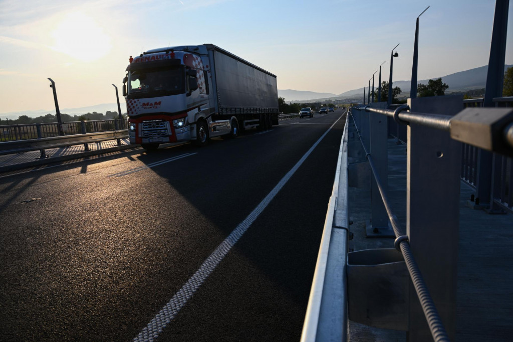 SkyToll vyber&aacute; poplatky za jazdu n&aacute;kladn&yacute;ch &aacute;ut a autobusov po slovensk&yacute;ch diaľniciach a po ďal&scaron;&iacute;ch cest&aacute;ch od roku 2010. FOTO: TASR/Martin Medňansk&yacute;
