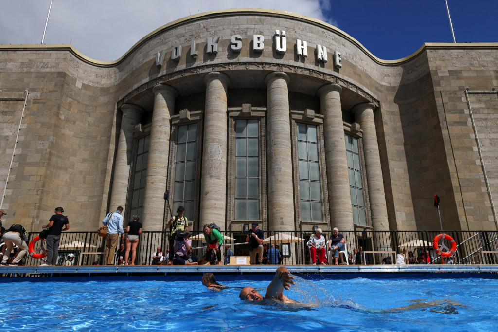 Baz&eacute;n pred divadlom Volksb&uuml;hne v Berl&iacute;ne. FOTO: Reuters
