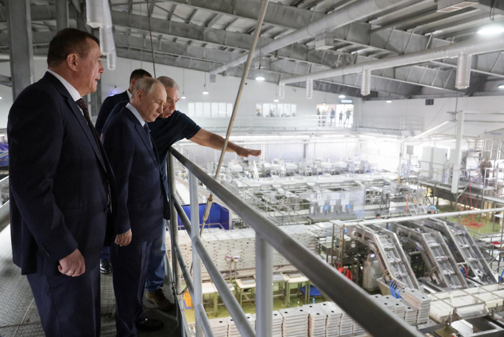 Rusk&yacute; prezident Vladimir Putin nav&scaron;t&iacute;vil ryb&aacute;rsky spracovateľsk&yacute; komplex na Kurilskom ostrove Iturup. FOTO: Reuters