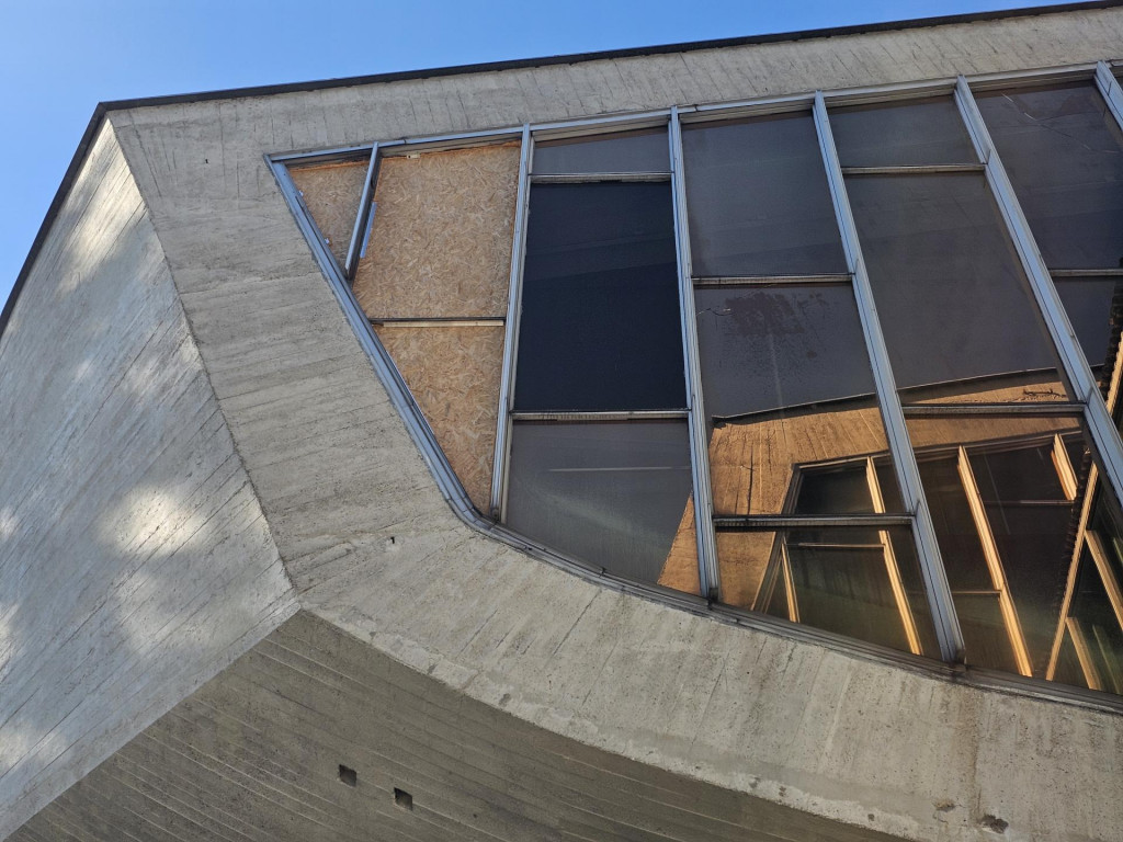 Pam&auml;tn&iacute;k SNP v Banskej Bystrici čak&aacute; na svoju rekon&scaron;trukciu.  FOTO:HN/Katar&iacute;na &Scaron;elestiakov&aacute;.
